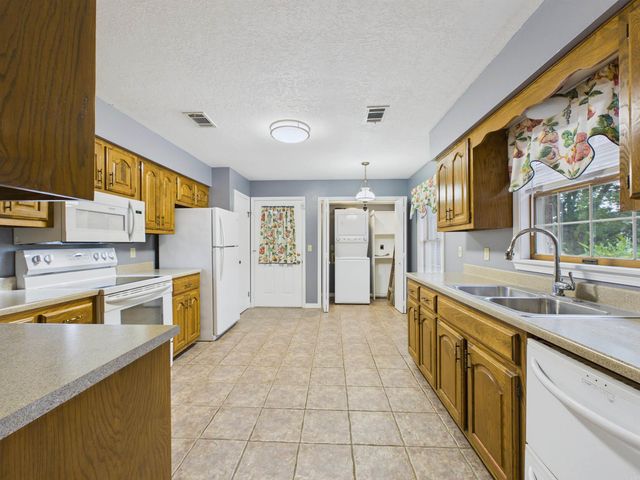 731 E Center, Cave City, AR 72521