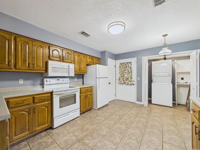 731 E Center, Cave City, AR 72521