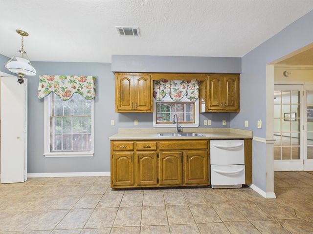 731 E Center, Cave City, AR 72521