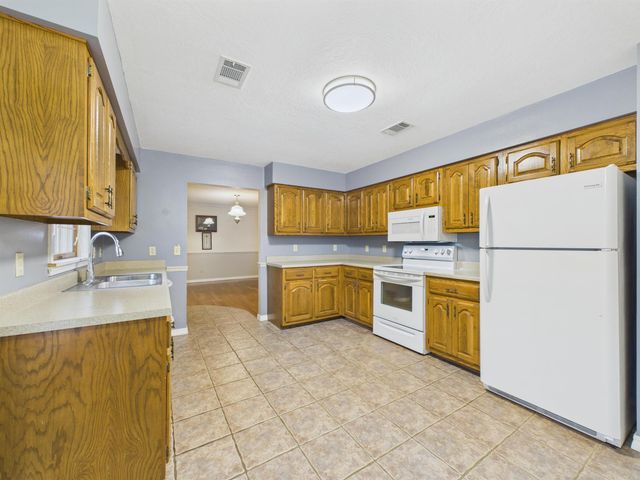 731 E Center, Cave City, AR 72521