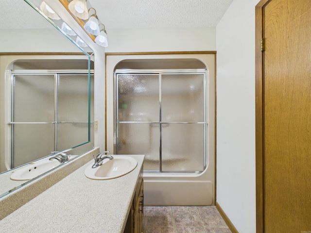 731 E Center, Cave City, AR 72521