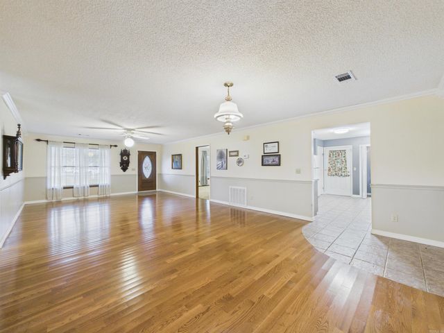 731 E Center, Cave City, AR 72521