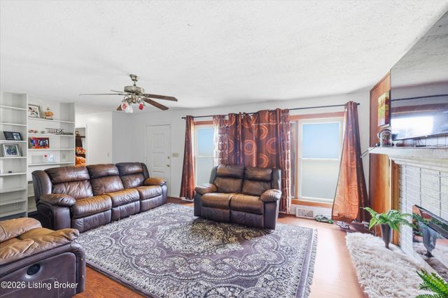 8301 Siesta Way, Louisville, KY 40219