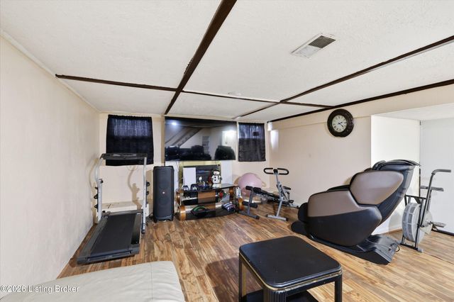 8301 Siesta Way, Louisville, KY 40219
