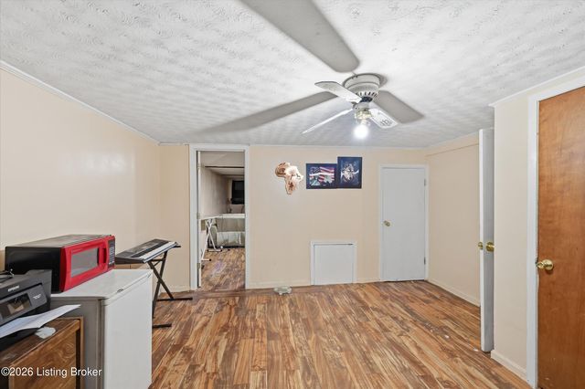 8301 Siesta Way, Louisville, KY 40219