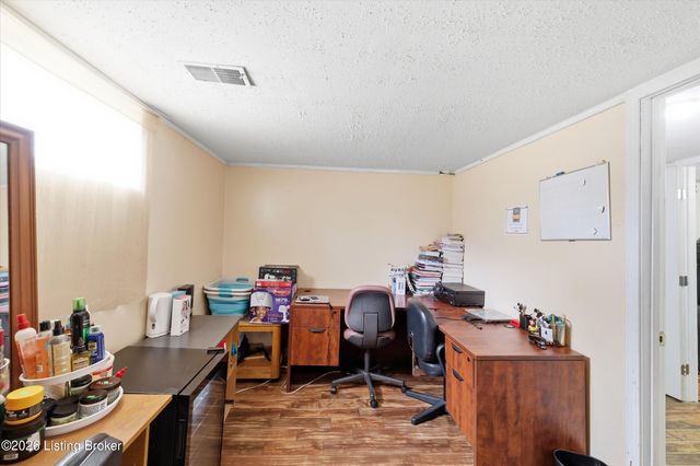 8301 Siesta Way, Louisville, KY 40219
