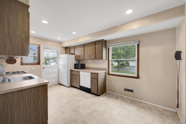 22 Heath Lane, East Northport, NY 11731