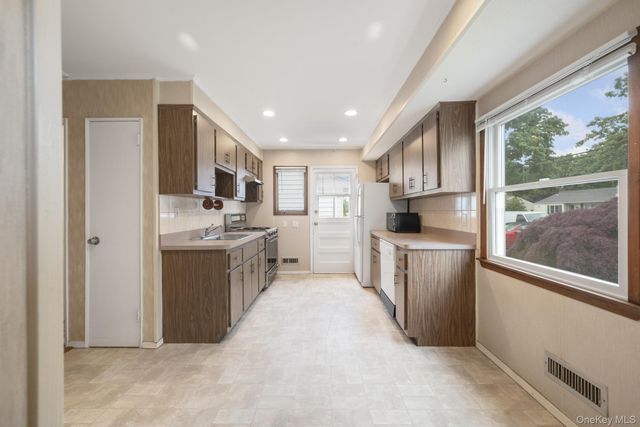 22 Heath Lane, East Northport, NY 11731