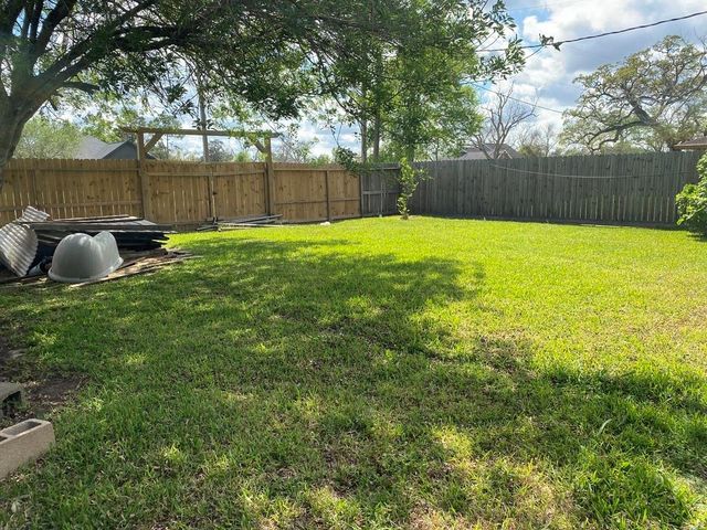 614 S Erwin St, Brazoria, TX 77422