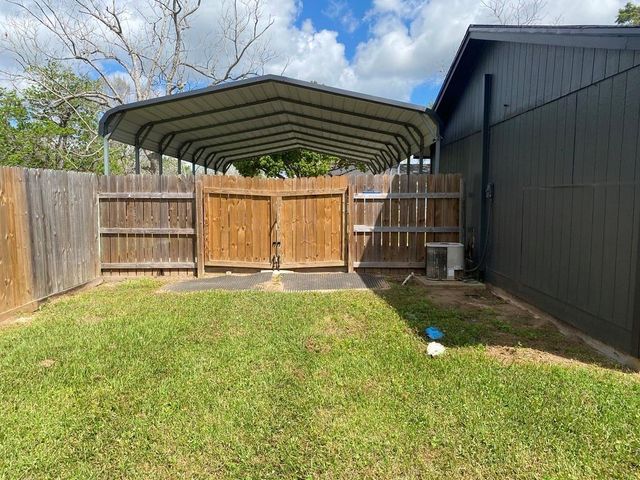 614 S Erwin St, Brazoria, TX 77422