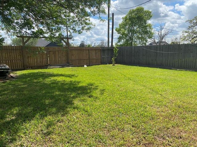 614 S Erwin St, Brazoria, TX 77422