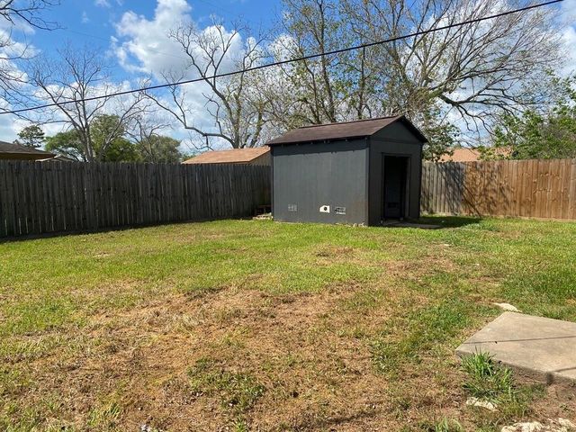 614 S Erwin St, Brazoria, TX 77422