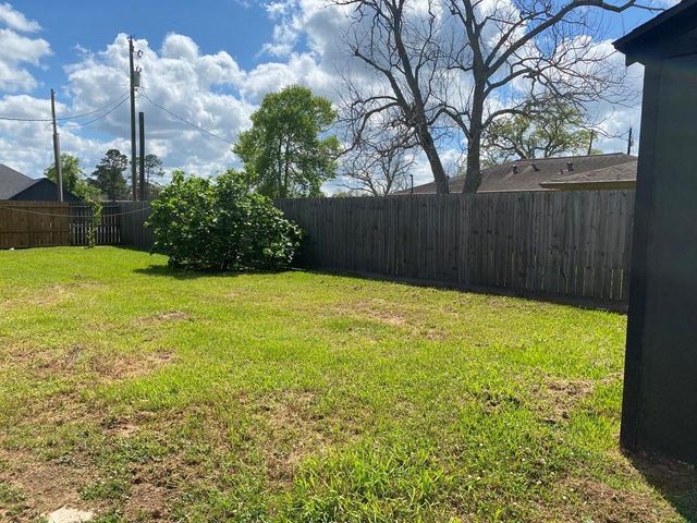 614 S Erwin St, Brazoria, TX 77422