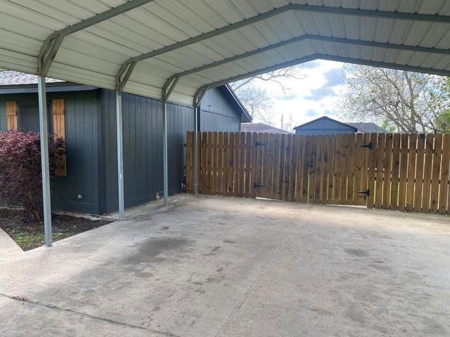 614 S Erwin St, Brazoria, TX 77422