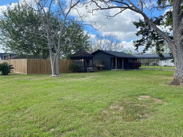 614 S Erwin St, Brazoria, TX 77422