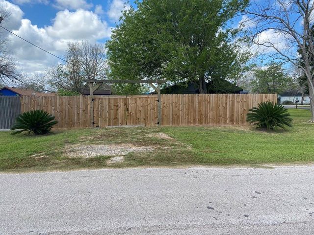 614 S Erwin St, Brazoria, TX 77422