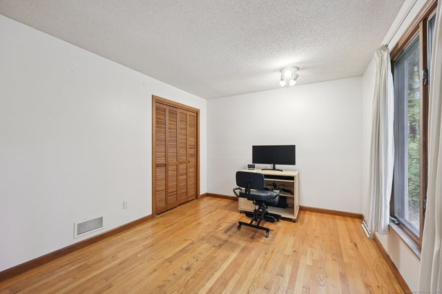 15 Pinnacle Mountain Road, Simsbury, CT 06070