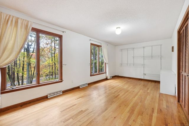 15 Pinnacle Mountain Road, Simsbury, CT 06070