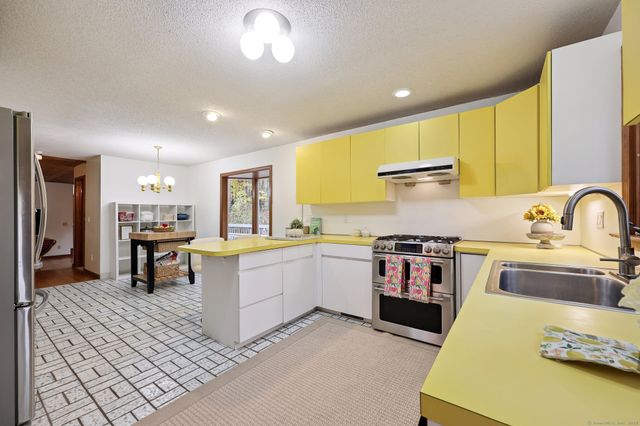 15 Pinnacle Mountain Road, Simsbury, CT 06070