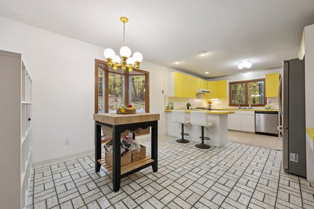 15 Pinnacle Mountain Road, Simsbury, CT 06070