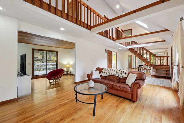 15 Pinnacle Mountain Road, Simsbury, CT 06070