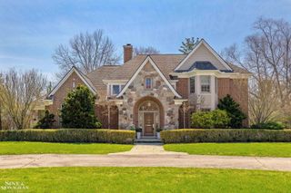 521 Oxford Road, Grosse Pointe Woods, MI 48236