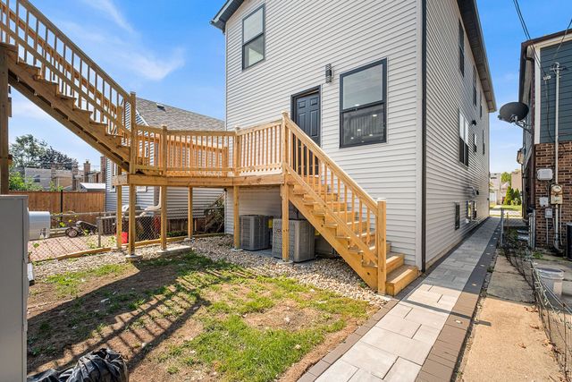 6672 W Montrose Avenue, Harwood Heights, IL 60706