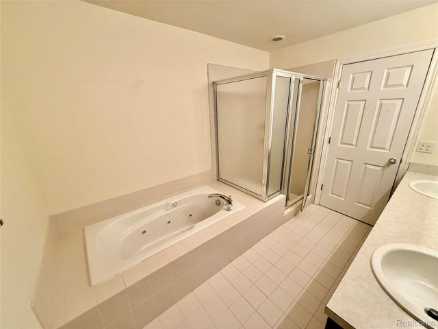 251 S VILLAGE Way 21, Canton Charter Township, MI 48188