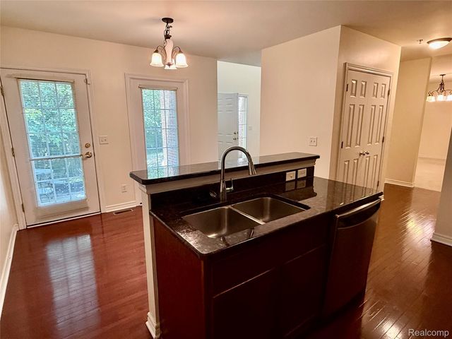 251 S VILLAGE Way 21, Canton Charter Township, MI 48188