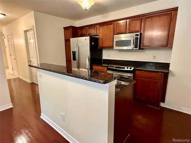 251 S VILLAGE Way 21, Canton Charter Township, MI 48188