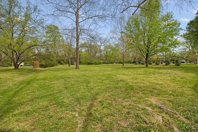 9020 Meadowlawn Dr, Brentwood, TN 37027