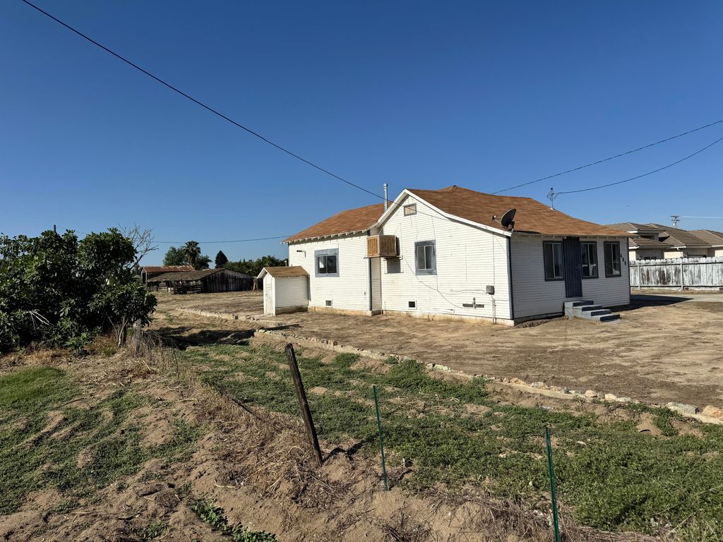 Image 2 of property listing at 489 W Westfield Avenue, Porterville, CA 93257