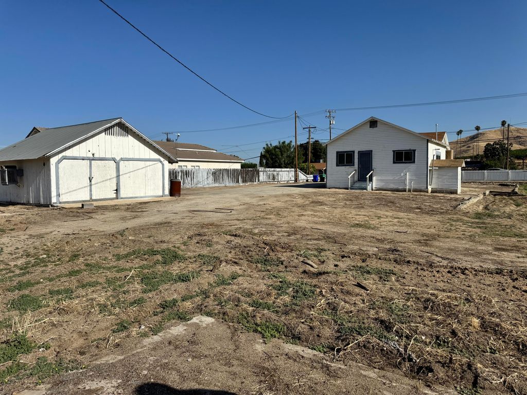 Image 3 of property listing at 489 W Westfield Avenue, Porterville, CA 93257
