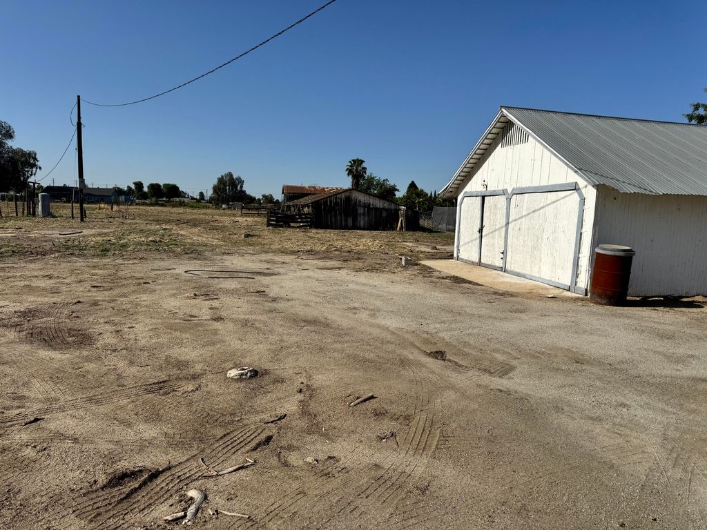 Image 4 of property listing at 489 W Westfield Avenue, Porterville, CA 93257