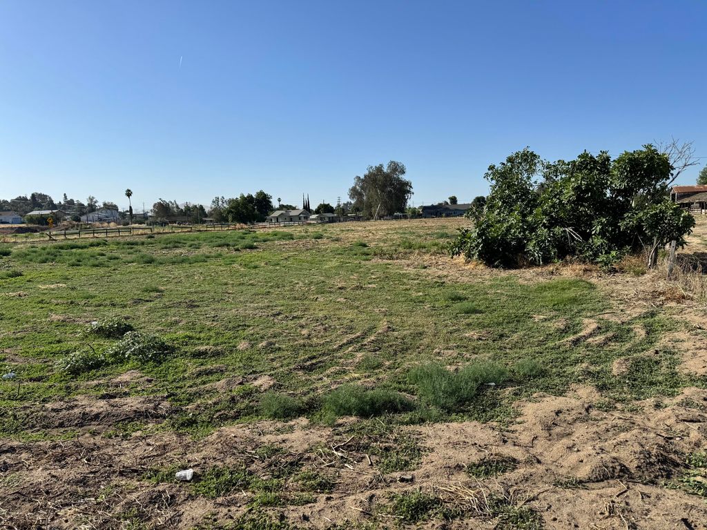 Image 5 of property listing at 489 W Westfield Avenue, Porterville, CA 93257