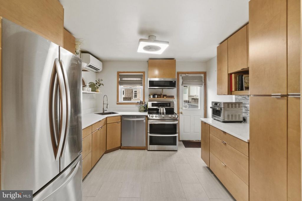 Image 11 of property listing at 1006 S EAST AVE, Baltimore, MD 21224