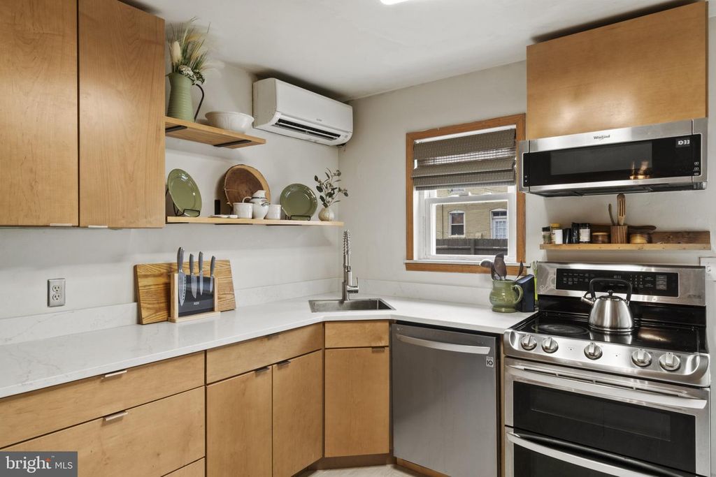 Image 12 of property listing at 1006 S EAST AVE, Baltimore, MD 21224