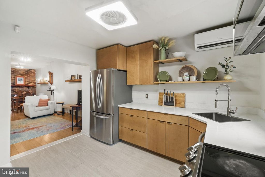 Image 14 of property listing at 1006 S EAST AVE, Baltimore, MD 21224