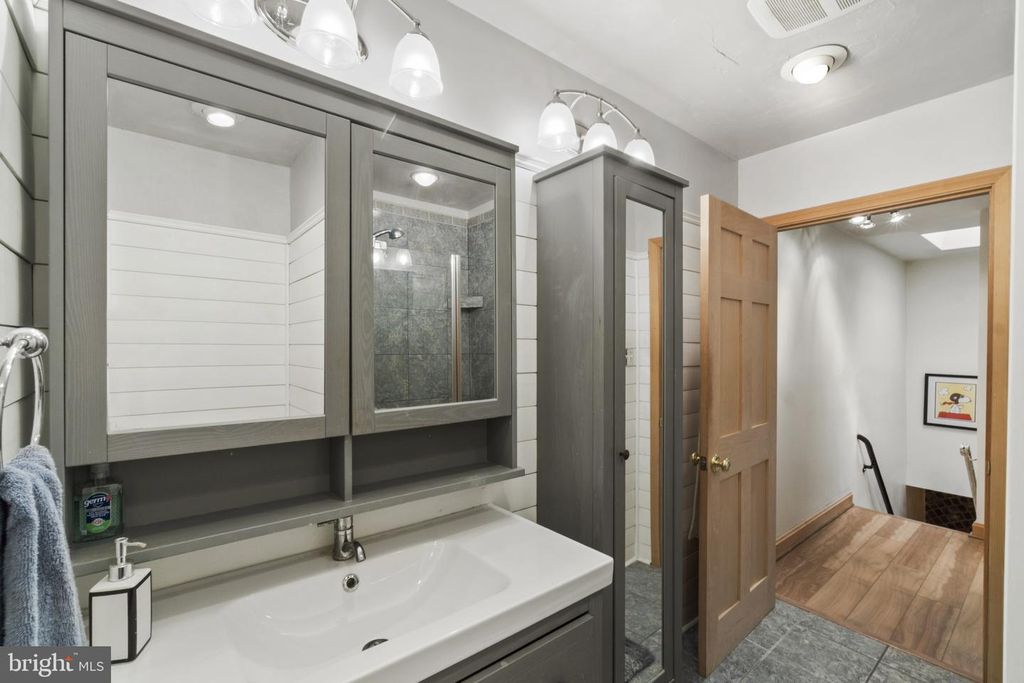 Image 18 of property listing at 1006 S EAST AVE, Baltimore, MD 21224