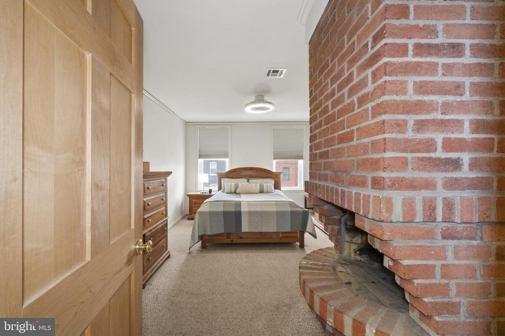 Image 19 of property listing at 1006 S EAST AVE, Baltimore, MD 21224