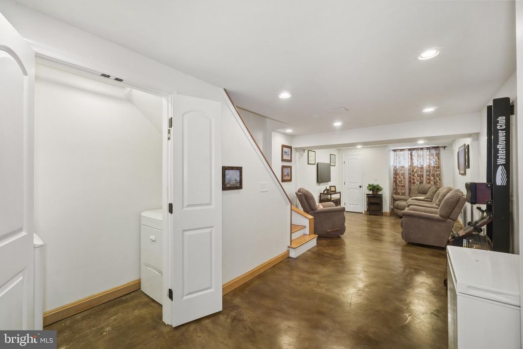 Image 26 of property listing at 1006 S EAST AVE, Baltimore, MD 21224