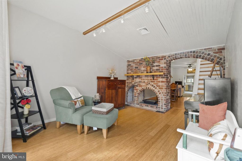 Image 3 of property listing at 1006 S EAST AVE, Baltimore, MD 21224