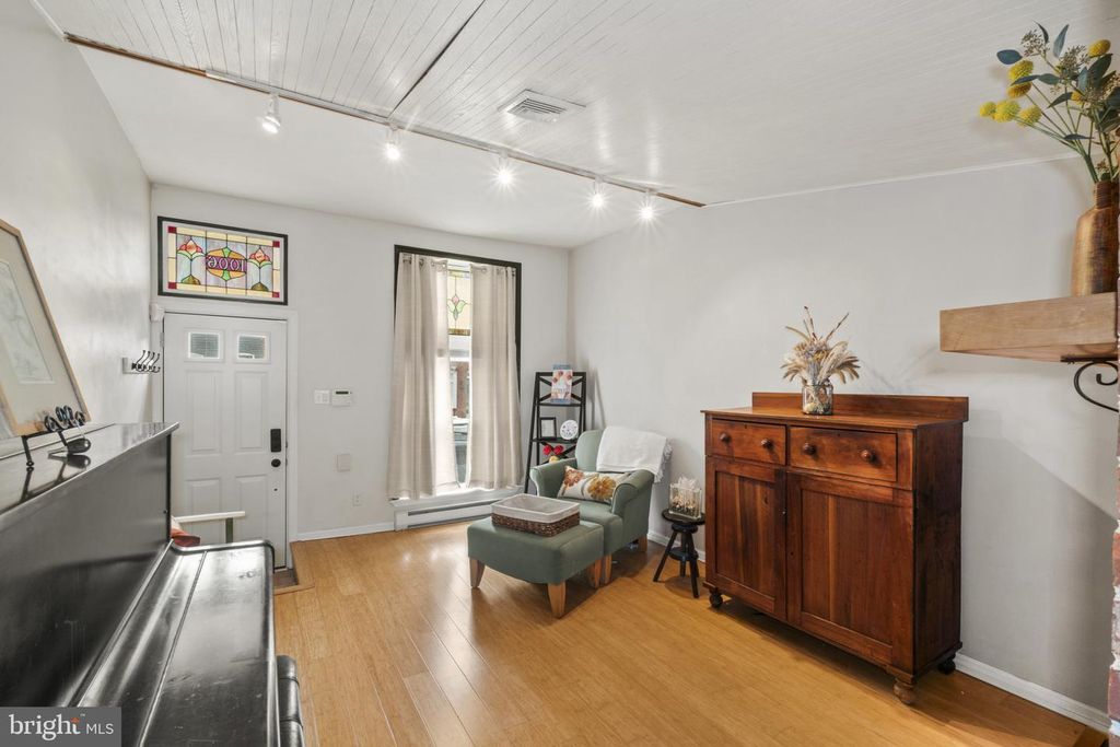 Image 5 of property listing at 1006 S EAST AVE, Baltimore, MD 21224