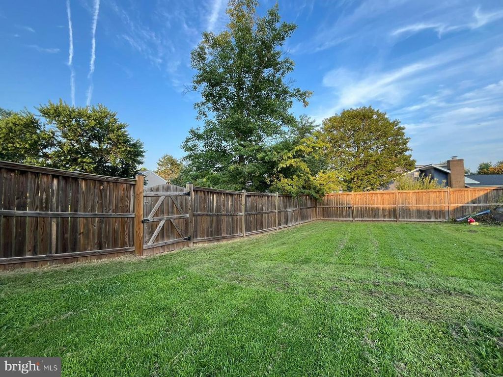 111 PARK HILL LN, Sterling, VA 20164