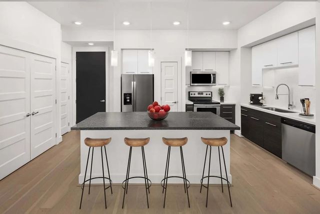 2727 Travis Street 818, Houston, TX 77006