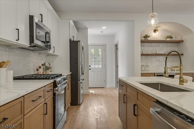 210 Paterson Ave, Hasbrouck Heights Boro, NJ 07604