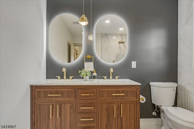 210 Paterson Ave, Hasbrouck Heights Boro, NJ 07604