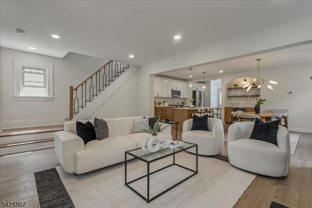 210 Paterson Ave, Hasbrouck Heights Boro, NJ 07604