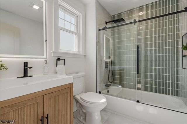 210 Paterson Ave, Hasbrouck Heights Boro, NJ 07604