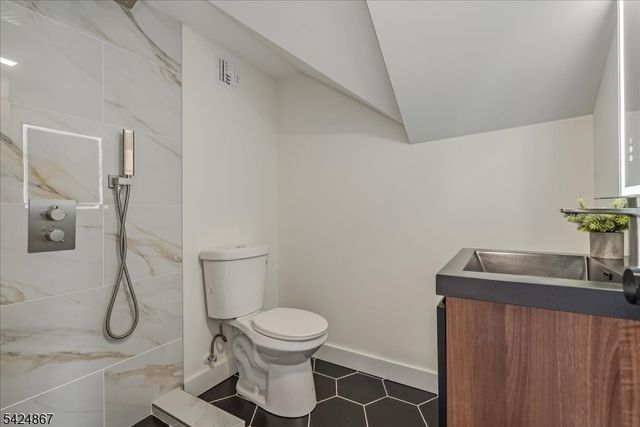 210 Paterson Ave, Hasbrouck Heights Boro, NJ 07604